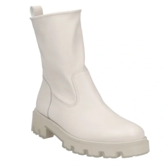 White/ off whleather boot. Brand new with Box Women’s US sizes. COLOR: Off white